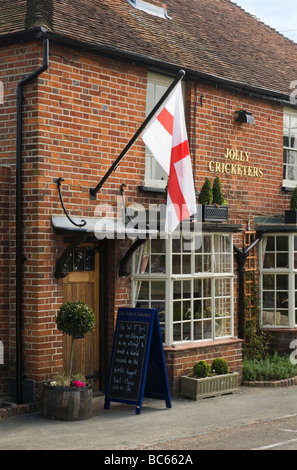 Il Cricketers Jolly villaggio locale pub in Seer Green Buckinghamshire UK battenti bandiera nazionale di Inghilterra su St George's day. Foto Stock