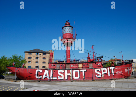 Il Calshot Spit lightship a Ocean Village Marina Southampton Hampshire Inghilterra Foto Stock