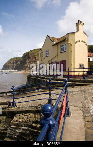 Il 'Cod & Lobster' in Staithes, North Yorkshire, Inghilterra, Regno Unito. Foto Stock