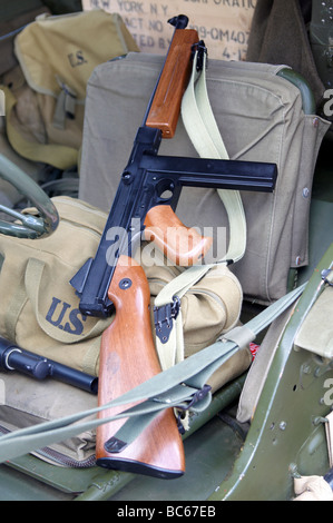 M1 Thompson mitragliatore e altre attrezzature in un WW2 jeep Foto Stock