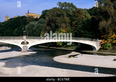 Fiume Isar la passerella Kabelsteg Monaco di Baviera Germania Foto Stock