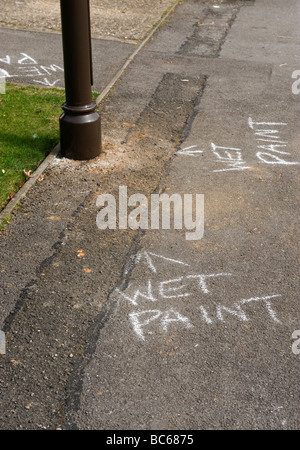 Vernice fresca segno conta su un marciapiede attorno a un dipinto recentemente lampione su un alloggiamento station wagon nel Buckinghamshire REGNO UNITO Foto Stock