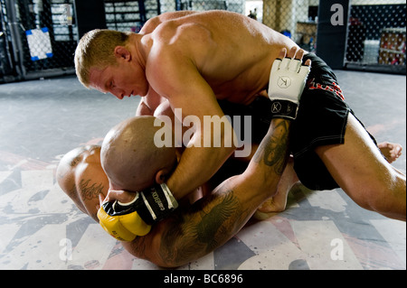Due lottatori UFC in un match. Foto Stock