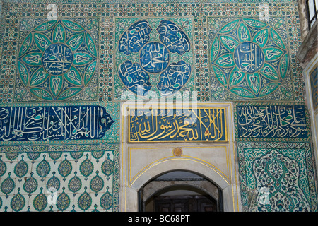 La Turchia , Istanbul , il Palazzo Topkapi , spettacolare blu magnifico modello di piastrelle e pannelli di calligrafia con citazioni dal Corano Foto Stock
