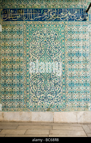Turchia Istanbul Palazzo Topkapi spettacolare verde magnifico modello di piastrelle e pannelli di calligrafia con citazioni dal Corano Foto Stock