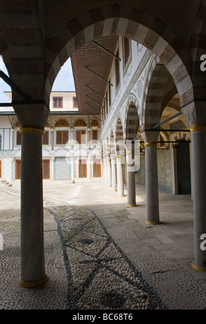 La Turchia , Istanbul , il Palazzo Topkapi , Cortile interno in Harem con colonnato & ornati archi decorati Foto Stock