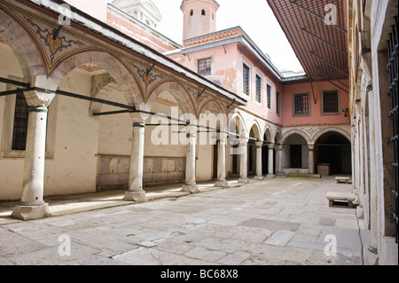 La Turchia , Istanbul , il Palazzo Topkapi , Cortile interno in Harem con colonnato & ornati archi decorati Foto Stock