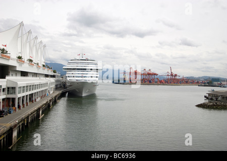 Nave da crociera Carnival Splendor ormeggiata nel centro di Vancouver, Canada Foto Stock
