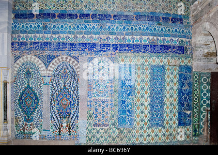 La Turchia , Istanbul , il Palazzo Topkapi , spettacolare blu magnifico modello di piastrelle e pannelli di calligrafia con citazioni dal Corano Foto Stock