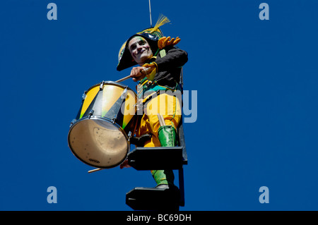 Il batterista dei Francesi Trans Express Theatre Company in St Petersburg blue sky nel corso del festival della città di Maggio 2009 Foto Stock