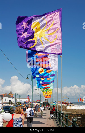 Bandiere colorate battenti sul lungomare durante l annuale ' golowan ' celebrazioni a Penzance in Cornovaglia,uk Foto Stock