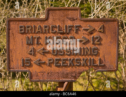 BRIARCLIFF MANOR NEW YORK STATI UNITI D'AMERICA cartello stradale che mostra le distanze coperte con ruggine su di Sleepy Hollow Road Foto Stock