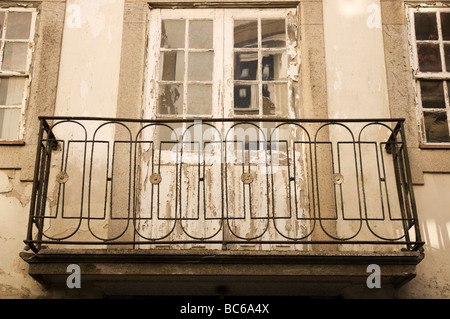 Balcone sulla costruzione a Viana do Castelo, provincia del Minho, Portogallo settentrionale Foto Stock