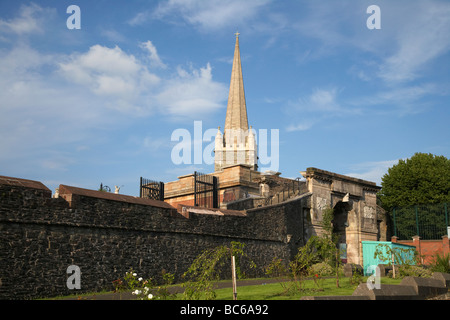 Parete Sud del XVII secolo quasi completa di città fortificata mura che circondano la città murata di derry al gate dei vescovi Foto Stock