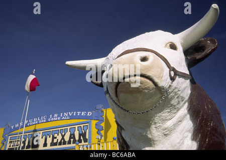 Statua di bovini nella parte anteriore del Big Texan Steak Ranch ristorante sul percorso 66 in Amarillo Texas USA Foto Stock