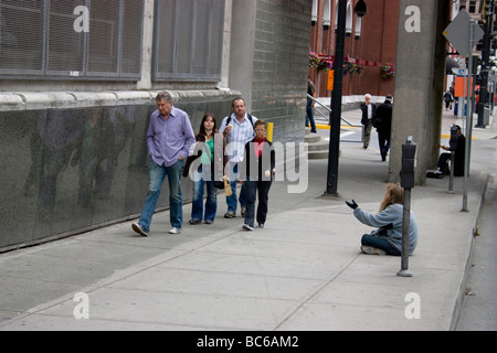 Ricchi poveri dividono le disuguaglianze, Vancouver Canada senzatetto mendicante gastown che chiede denaro ai turisti, Foto Stock