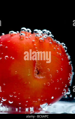 Oggetto su alimento bianco prugna in acqua Foto Stock