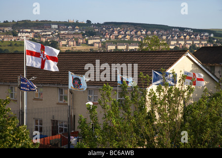 La fontana station wagon battenti bandiere lealisti in Derry City County Londonderry Irlanda del Nord Regno Unito Foto Stock