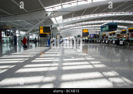 Vuoto interno del Terminal 5 dell'aeroporto di Heathrow Foto Stock