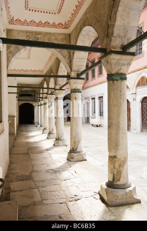 La Turchia , Istanbul , il Palazzo Topkapi , Cortile interno in Harem con colonnato & ornati archi decorati Foto Stock