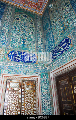 La Turchia , Istanbul , il Palazzo Topkapi , spettacolare blu magnifico modello di piastrelle e pannelli di calligrafia con citazioni dal Corano Foto Stock