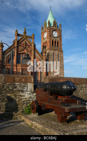 Cannone in nord parete est del XVII secolo quasi completa di città fortificata mura che circondano la città murata di derry Foto Stock