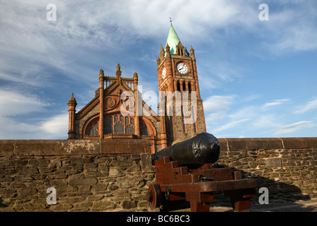 Cannone in nord parete est del XVII secolo quasi completa di città fortificata mura che circondano la città murata di derry Foto Stock