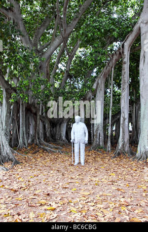 Statuto di Thomas Edison nella parte anteriore del Banyan Tree Edison inverno estate Fort Myers Florida Foto Stock