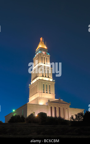 George Washington Masonic National Memorial, situato in Alexandria, Virginia, illumina il cielo notturno. Foto Stock