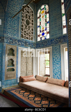 Turchia Istanbul Topkapi Palace divano da window & blue pattern di piastrelle e pareti di pannelli di calligrafia con citazioni dal Corano Foto Stock