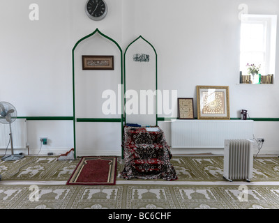 Sala di preghiera principale della Nuova Moschea nella prima Chiesa di St Barnabus tutto Epsom Surrey Inghilterra Foto Stock