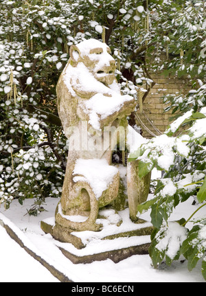 Close up di un leone di pietra ricoperta di neve nel parco del castello di Nottingham Nottinghamshire England Regno Unito Foto Stock