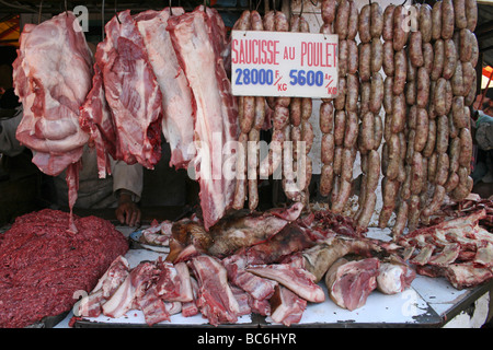 La carne per la vendita su un macellaio in stallo di Antananarivo in Madagascar Foto Stock