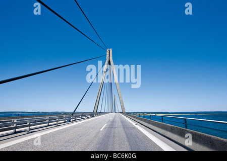 Attraversando il ponte di Faro tra Zelanda e Falster in Danimarca Foto Stock