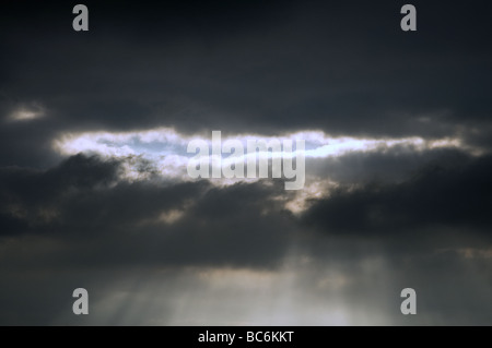 Una pausa in le nuvole scure pioggia Foto Stock