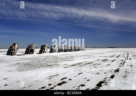 La Cadillac Ranch installazione in inverno al percorso 66 vicino a Amarillo Texas USA Foto Stock