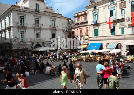 Piazza principale dalla cattedrale passi in Amalfi Italia Foto Stock