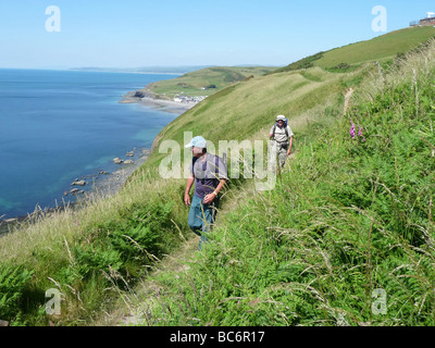 Walkers sul Ceredigion percorso sulla costa sud di testa da Clarach Bay fino Constitution Hill West Wales tra Borth e Aberystwyth Foto Stock