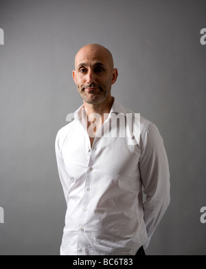 Uomo in camicia bianca con espressione decisa Foto Stock
