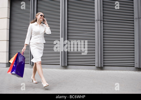 Giovane donna azienda borse per lo shopping Foto Stock