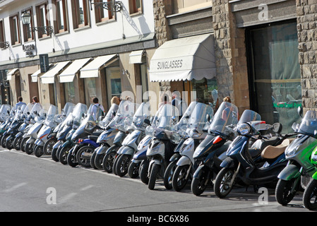 Moto e scooters sono popolari per ottenere intorno a Firenze,Italia e lunghe linee di loro sono parcheggiate nel centro della città Foto Stock