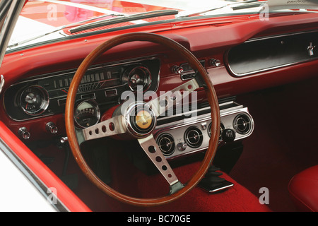 Auto 1965 Ford Mustang del cruscotto Car Show a Hamilton Ohio Foto Stock