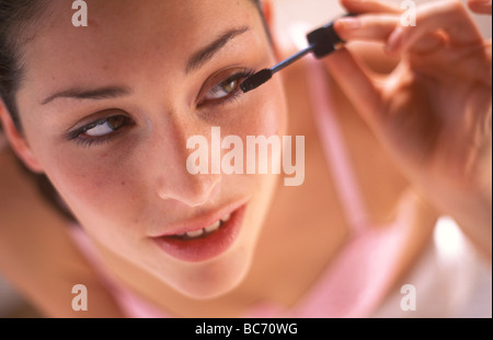 Donna applicazione di mascara usando un applicatore di penna ottica Foto Stock