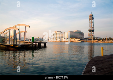 Sul lungomare di Barcellona in mattinata - world trade center e Jaume tower Foto Stock