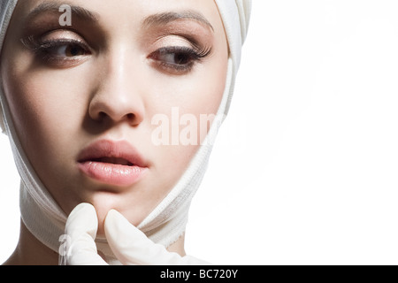 Giovane donna avente faccia exam Foto Stock