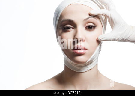 Giovane donna avente faccia exam Foto Stock