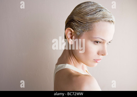 Ritratto di donna con balsamo per capelli sulla testa Foto Stock