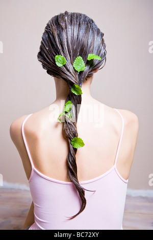 Donna con melissa maschera per capelli Foto Stock