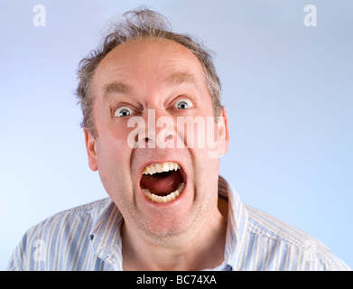 Un Uomo Di Mezza Eta E Urlando Per Aiutare Foto Stock Alamy