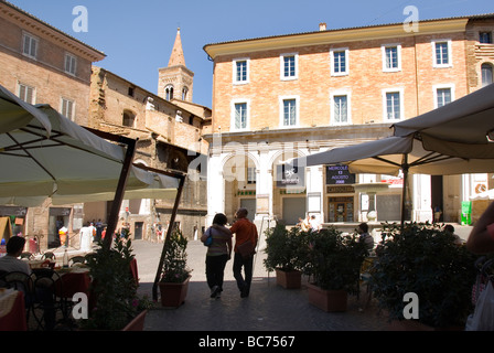 Piazza della Repubblica e la fontana di Urbino Foto Stock